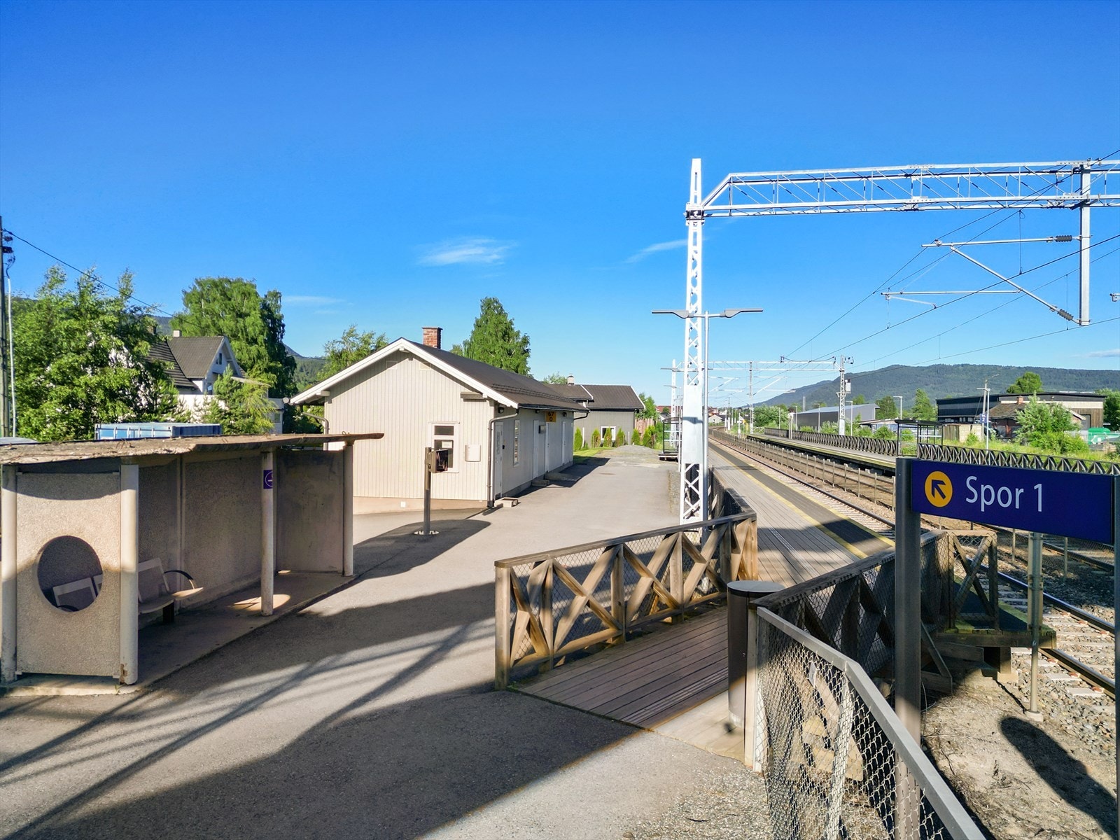 Det er ca. 2 minutters gangavstand til Steinberg stasjon med avgang retning Kongsberg og Drammen/Oslo. Her ligger også busstopp med avgang til de nærliggende områder. Galleribilde