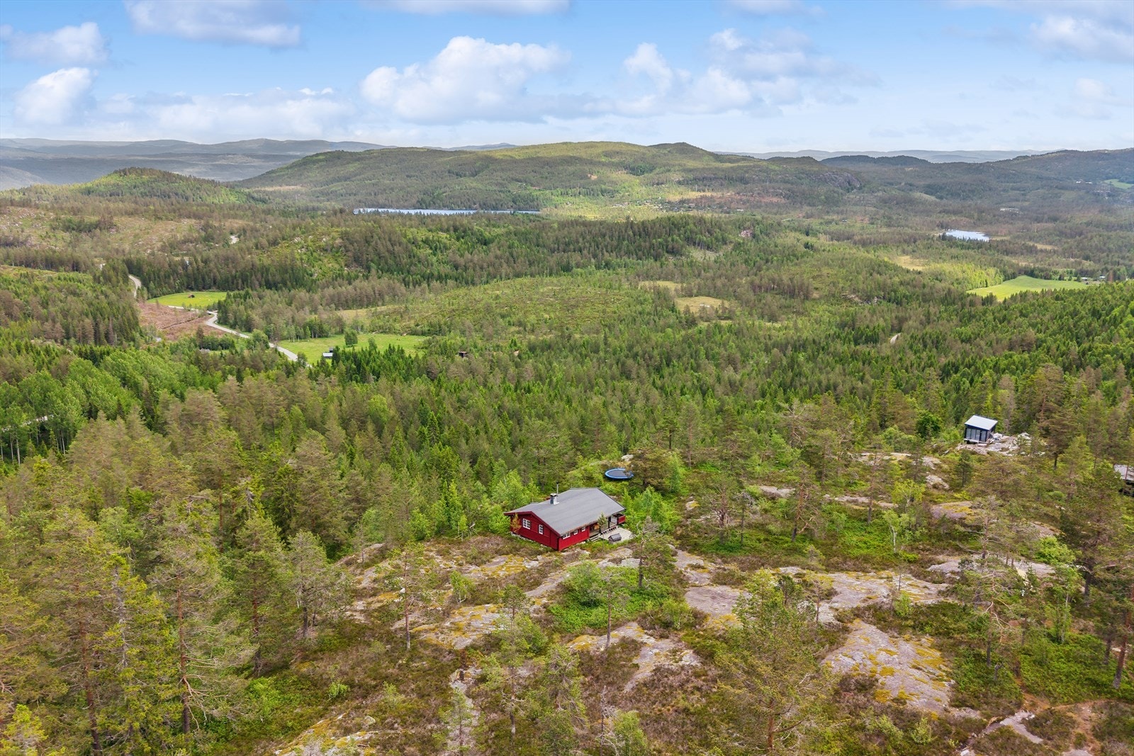 Vinterstid er det kort vei til oppkjørte langrennsløyper, og Lifjell skisenter er innen kjøreavstand. Galleribilde