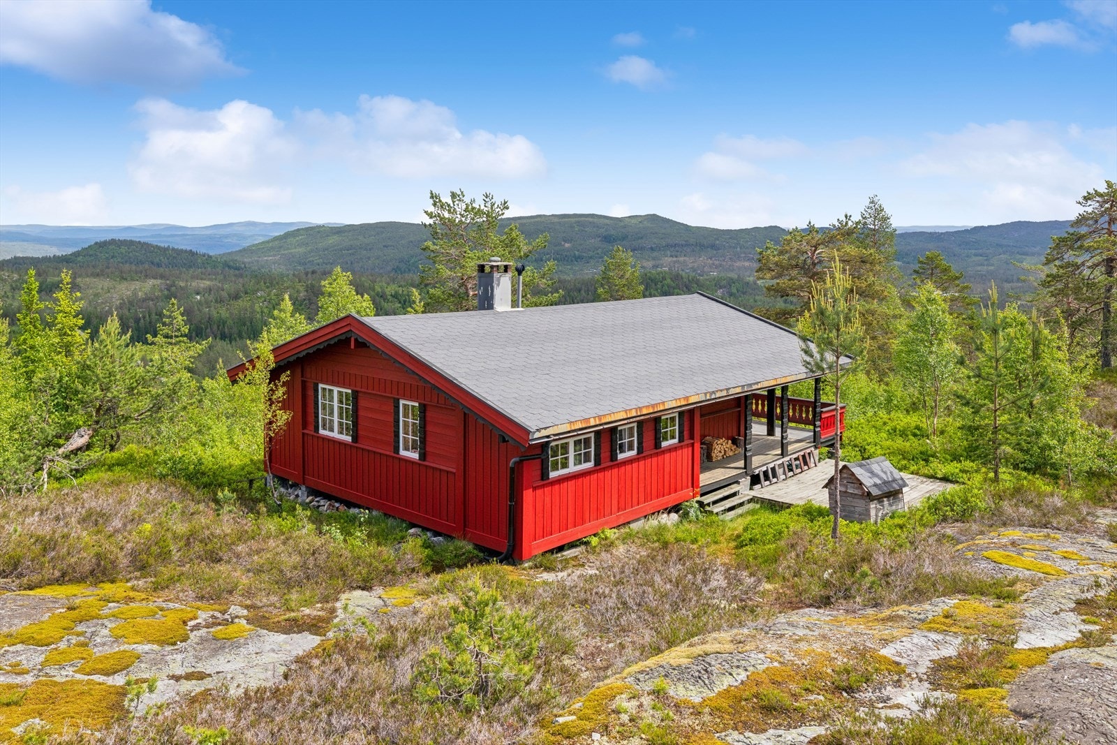 Herfra er det kort vei til oppmerkede turstier, langrennsløyper og Nystulvatnet for bading og fiske. Galleribilde