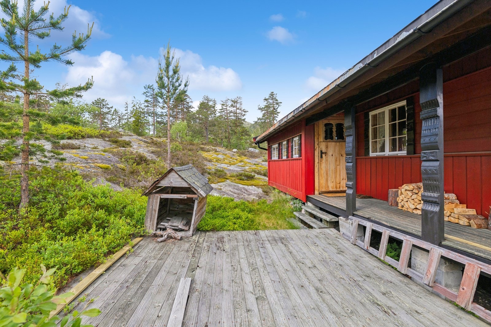 Eiendommen har et samlet terrasseareal på 31 m², inkludert en platting på grunn. Terrassen og plattingen har vedlikeholdsbehov. Galleribilde