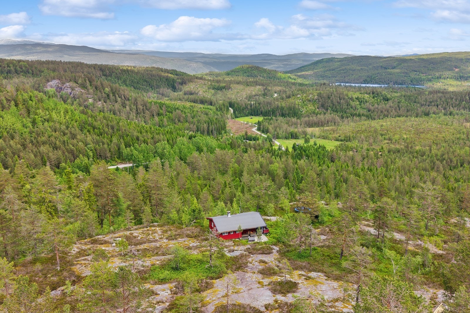 Beliggenheten er usjenert, men kun 30 minutter med bil fra Tuven Senteret og Notodden sentrum. Galleribilde