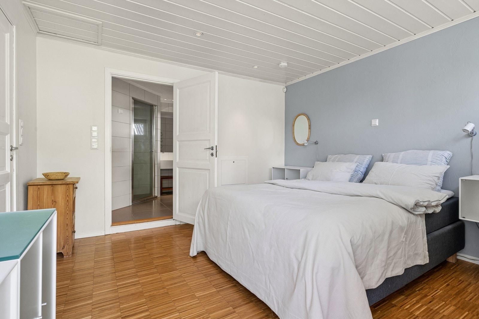 Rommet har god plass til dobbeltseng, nattbord og oppbevaring. I tillegg er det direkte tilknytning til eget bad som gir en hotellfølelse i hverdagen. Galleribilde