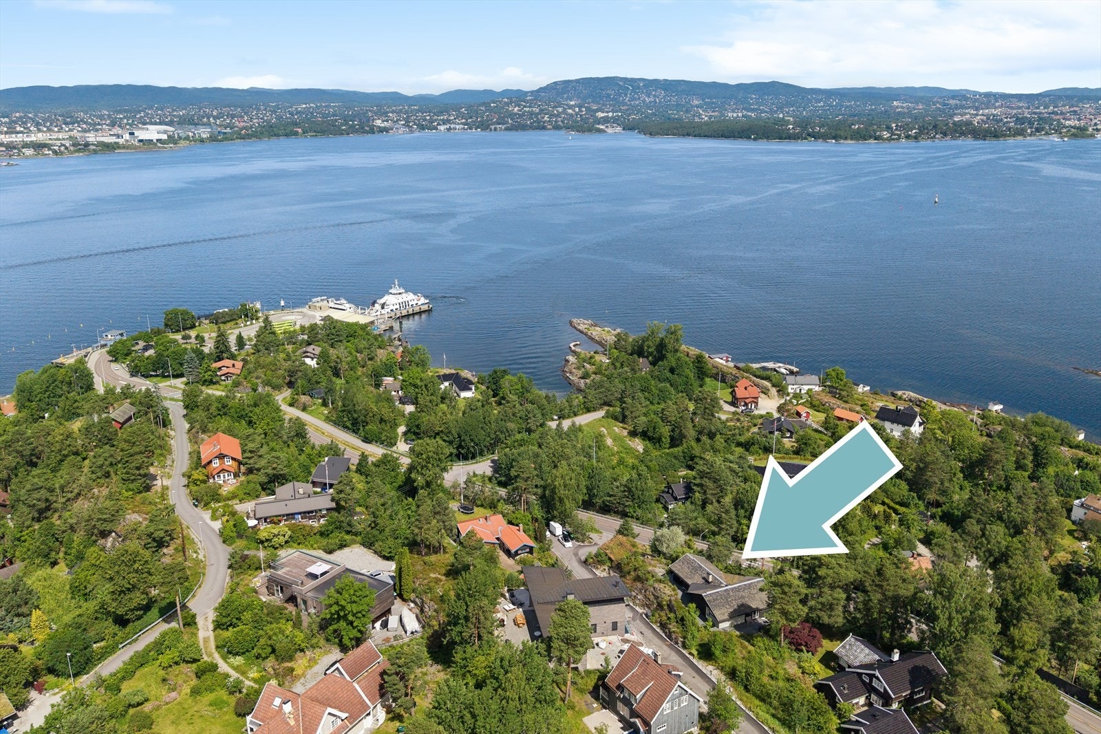 Enebolig med dobbel garasje med attraktiv beliggenhet på Nesoddtangen, omkranset av idyllisk naturtomt og med fantastisk utsikt. Galleribilde