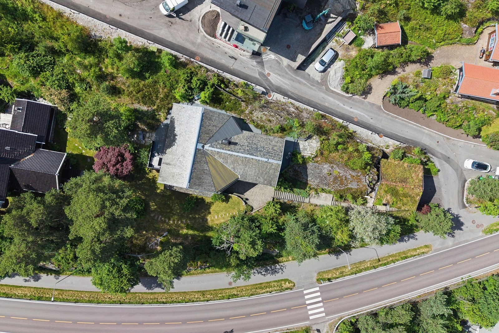 Eiendommen sett ovenfra, som viser boligens plassering på tomten. Galleribilde