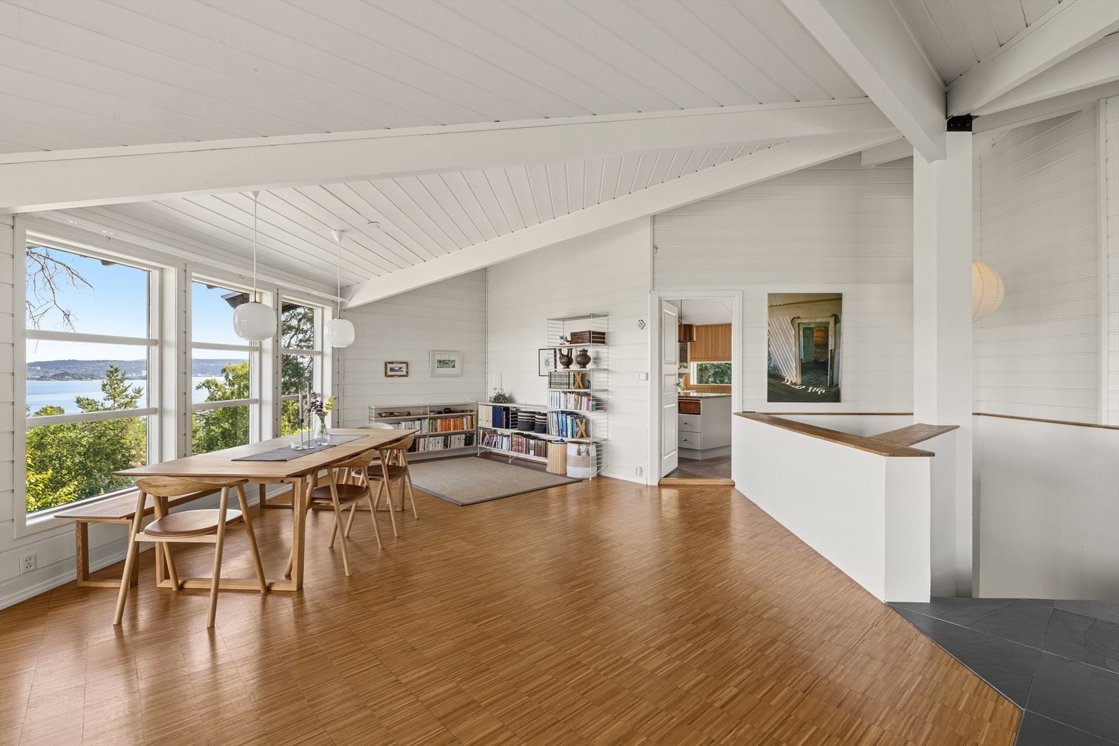 Spisestuen er en naturlig del av det åpne stuerommet, med god plass til langbord. Galleribilde