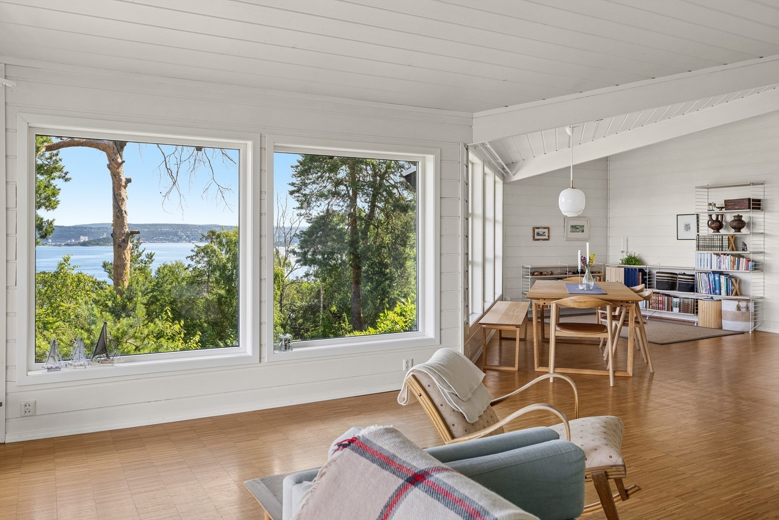 De store vinduene i stuen slipper inn rikelig med dagslys. Galleribilde