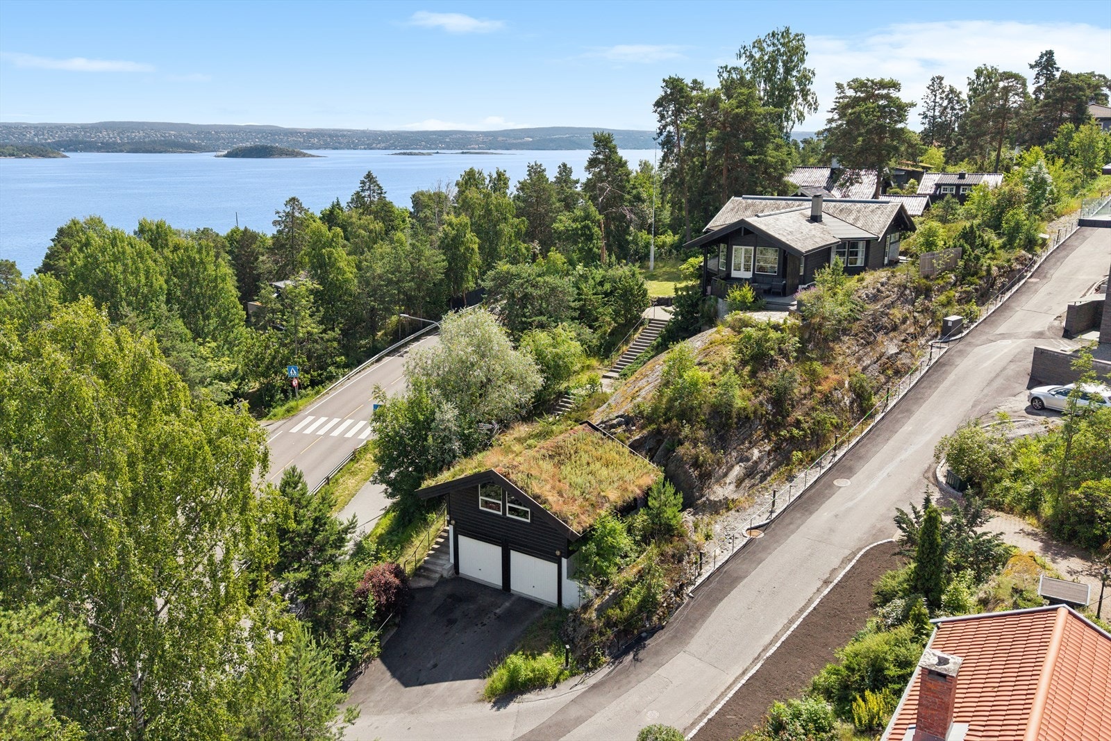 Frittliggende garasje med torvtak, bygget i 1988 og asfaltert gårdsplass gir gode parkeringsmuligheter. Galleribilde