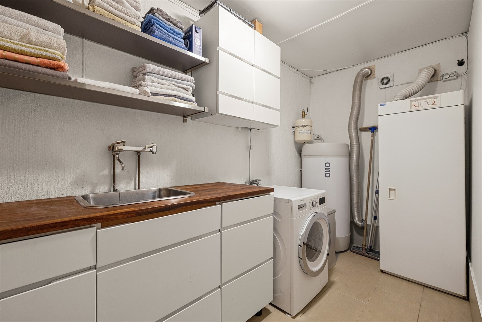 Eget vaskerom med innredning, benkeplass, utslagsvask og opplegg for vaskemaskin. Galleribilde