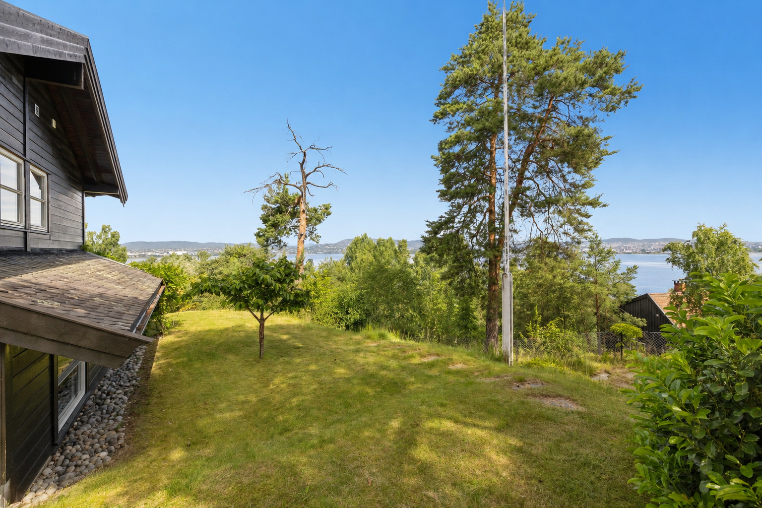 Hagen nyter godt av herlig morgensol som gir en perfekt start på dagen, mens deler av uteområdet får svalende skygge utover ettermiddagen - ideelt for både lek og avslapning gjennom hele dagen. Galleribilde