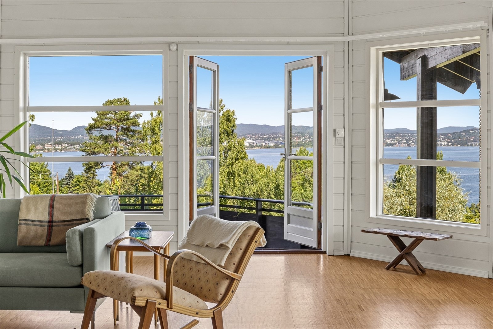 Dørene fra stuen åpner opp mot terrassen og utsikten. Galleribilde