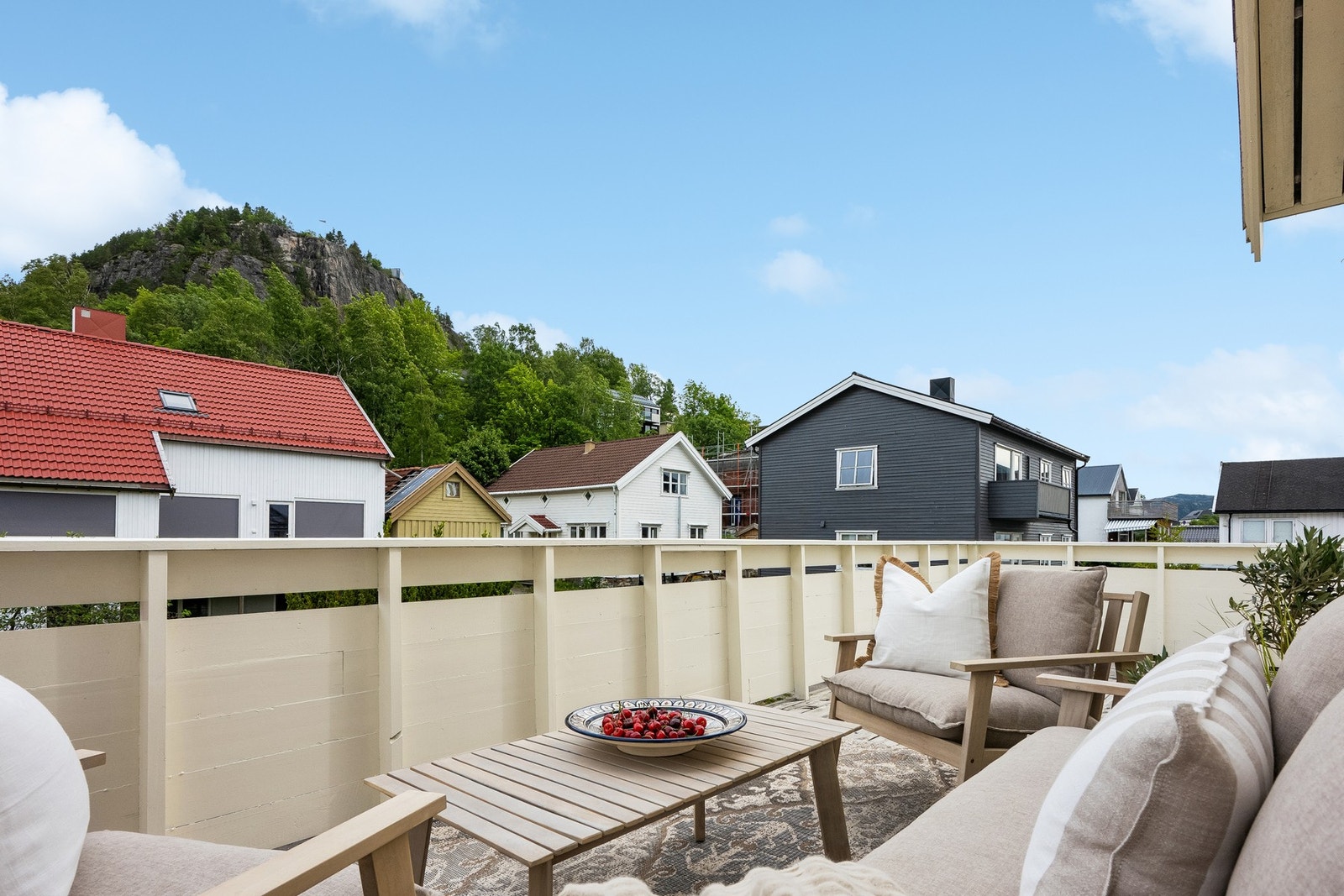 Tilbaketrukket og koselig balkong. Utsikt mot det populære byfjellet Klompen Galleribilde