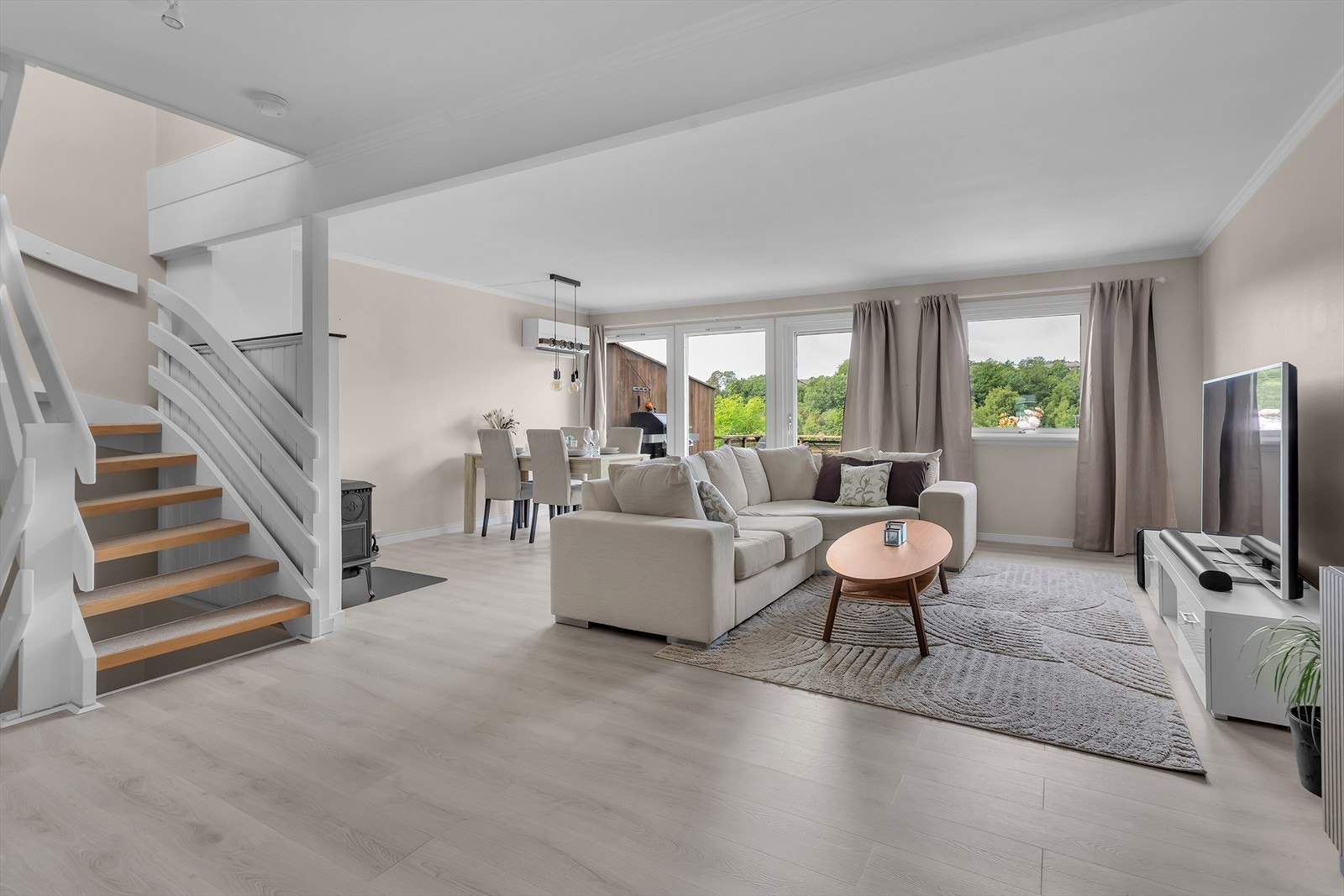 Stuen har en åpen løsning med plass til både sofagruppe og spisebord. Galleribilde