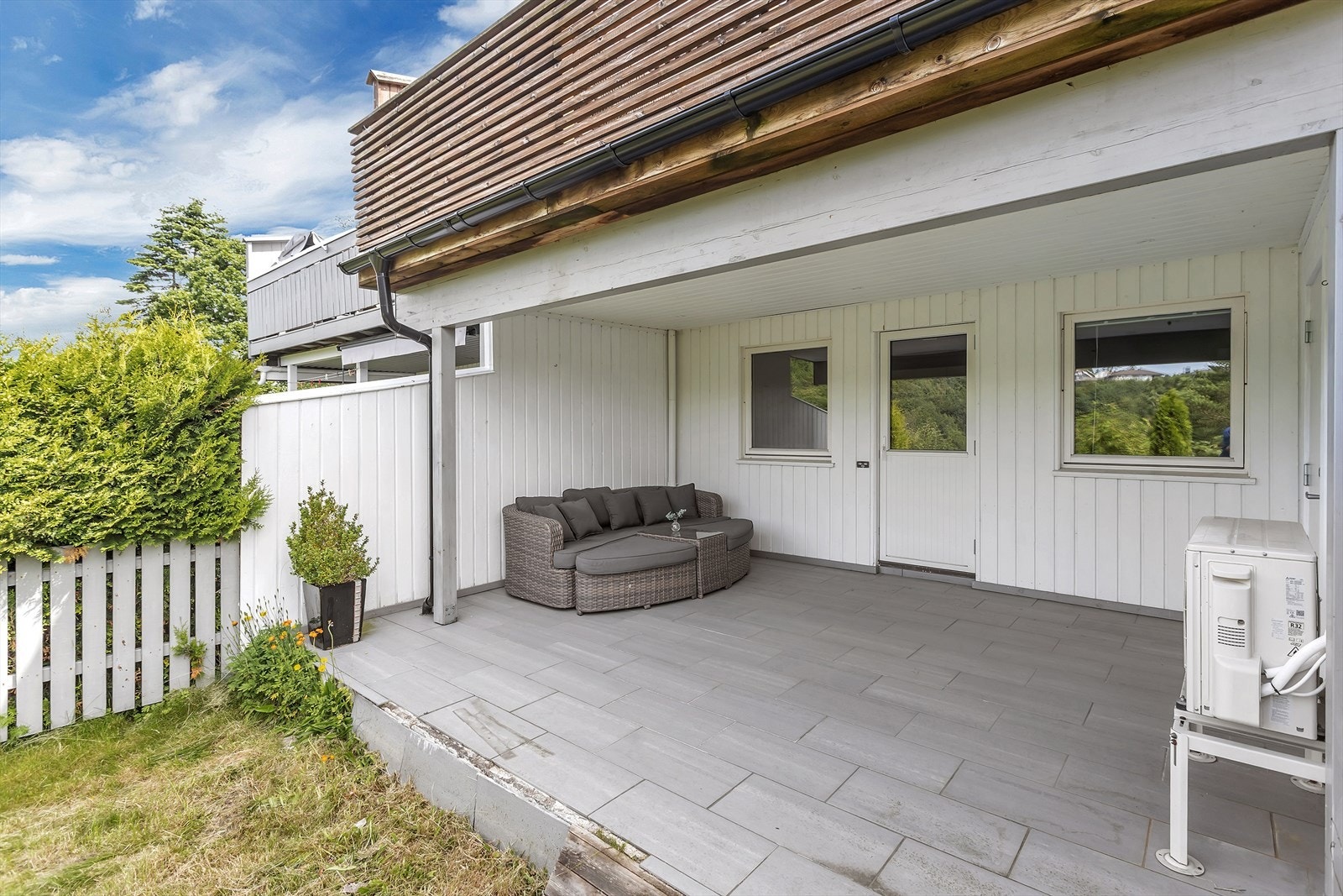 Overbygd uteplass på bakkeplan med direkte adkomst til hagen. Galleribilde