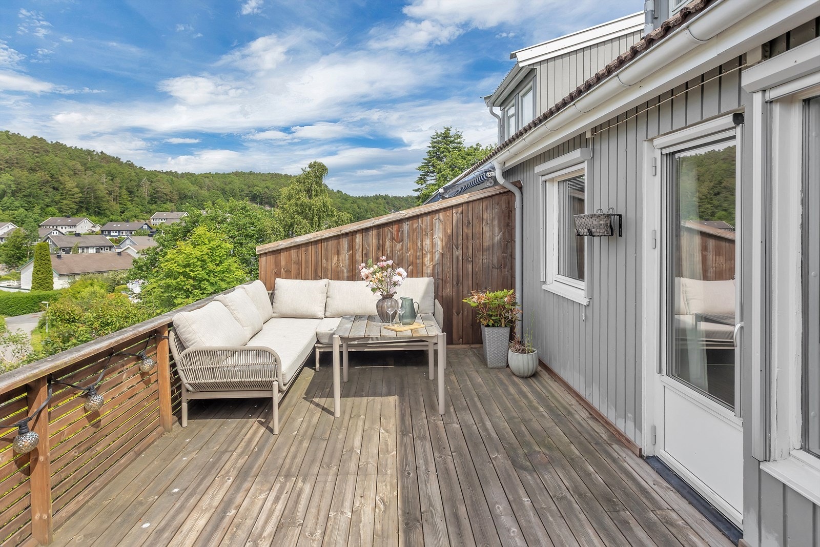Romslig veranda på ca. 20 m² bygget i royalbehandlet tre. Galleribilde