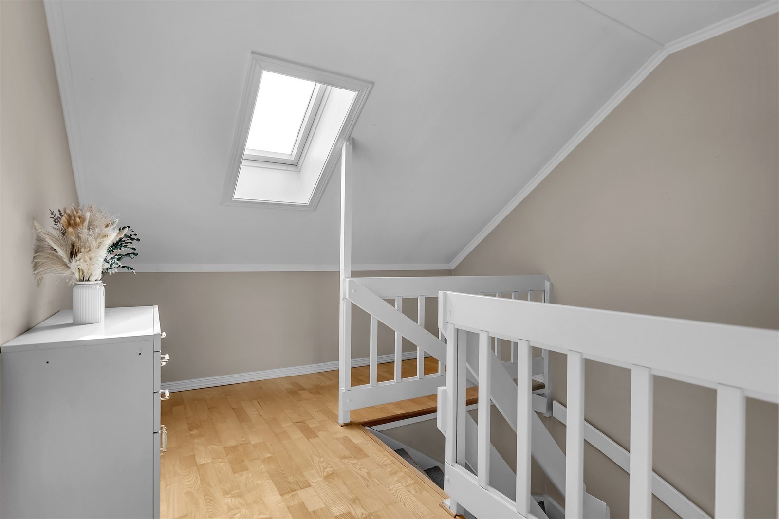 Takvindu fra Velux gir godt med lys til gangen på loftet. Galleribilde