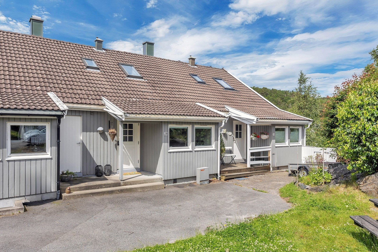 Asfaltert gårdsplass og enkel adkomst til boligen. Galleribilde