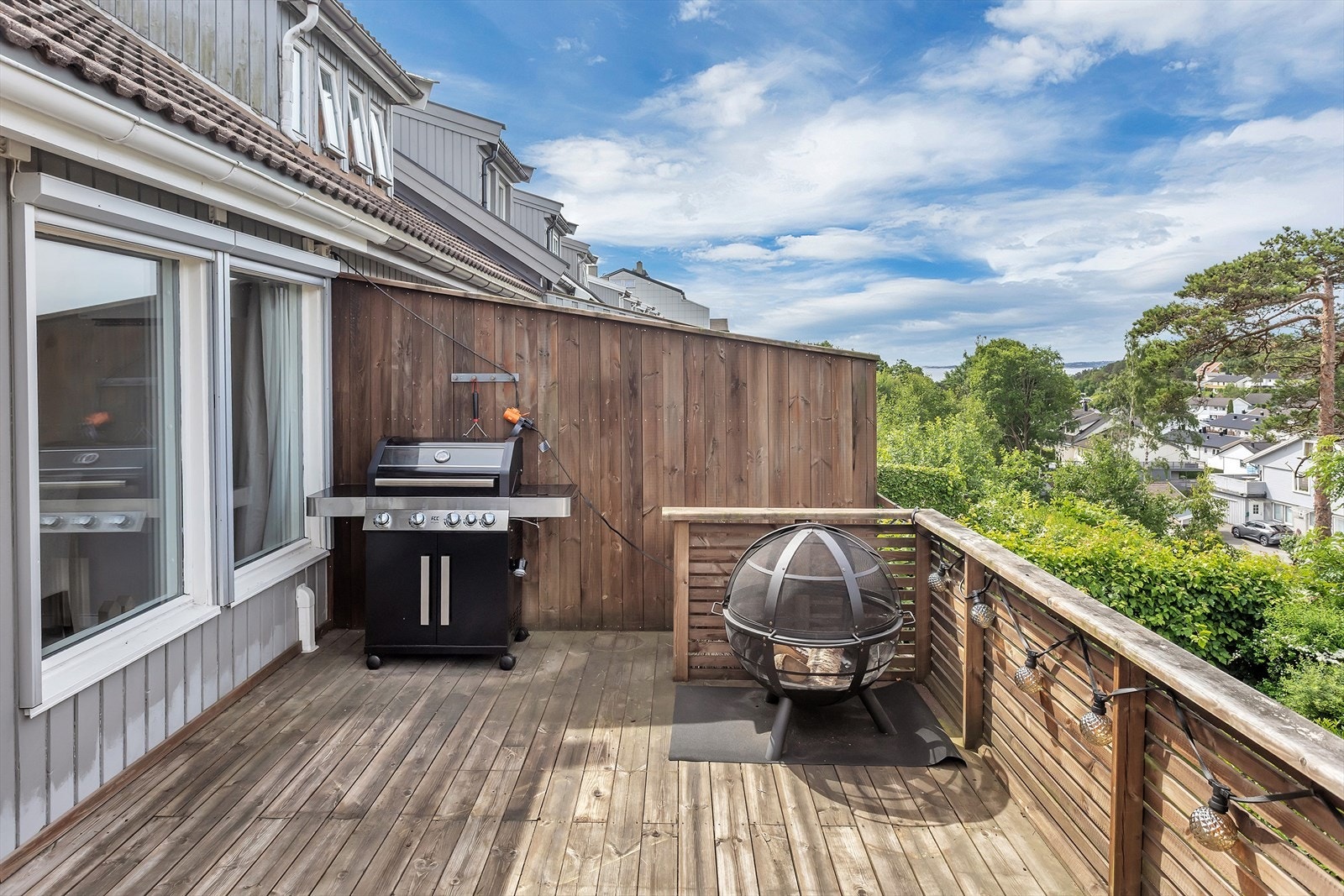 Verandaen har god plass til både sittegruppe og grill. Galleribilde