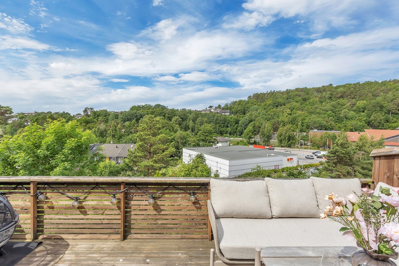 Fra verandaen er det utsikt over nærområdet og grønne omgivelser. Galleribilde