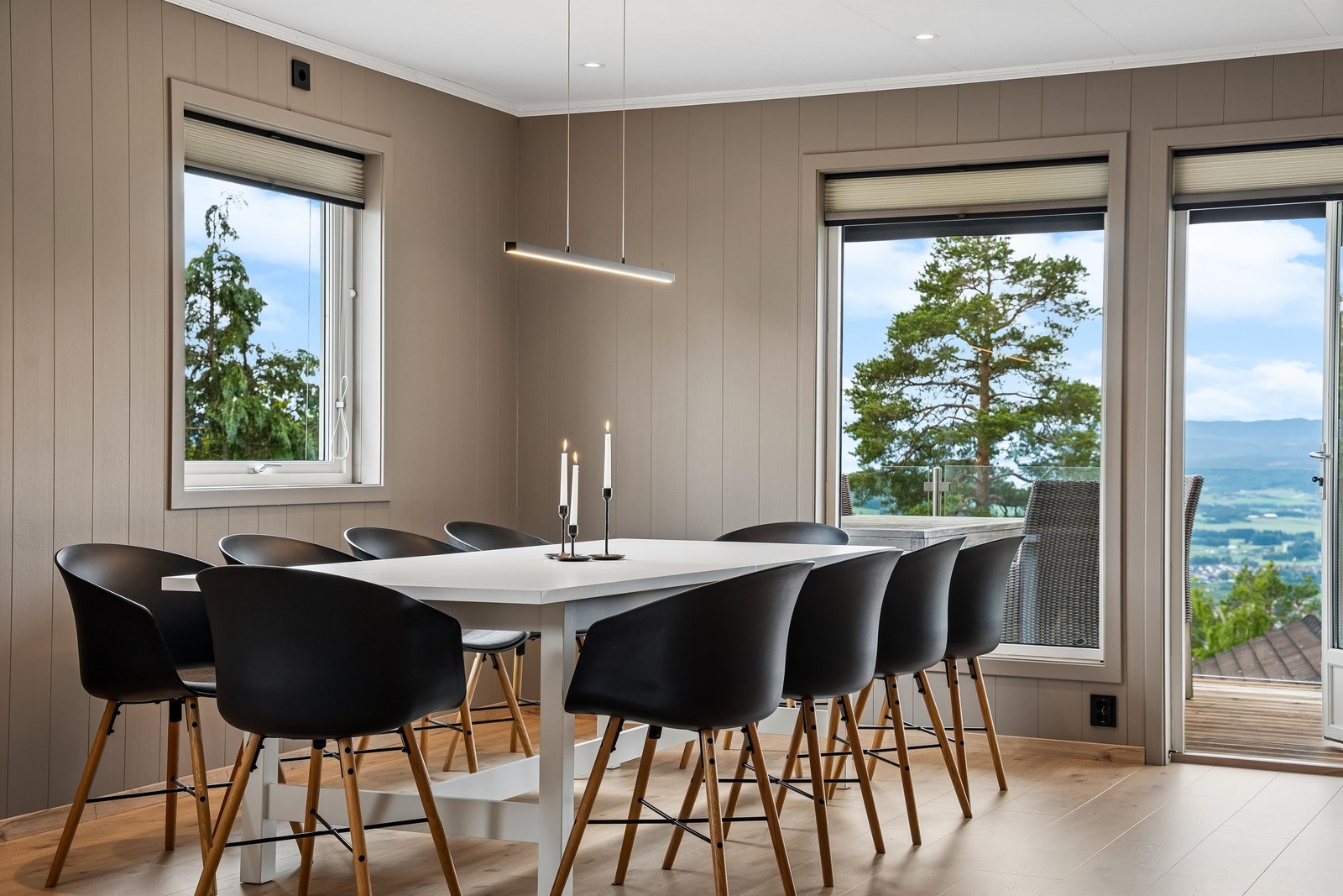 Spisestue med store vindusflater, utgang til terrasse og flott utsikt. Galleribilde