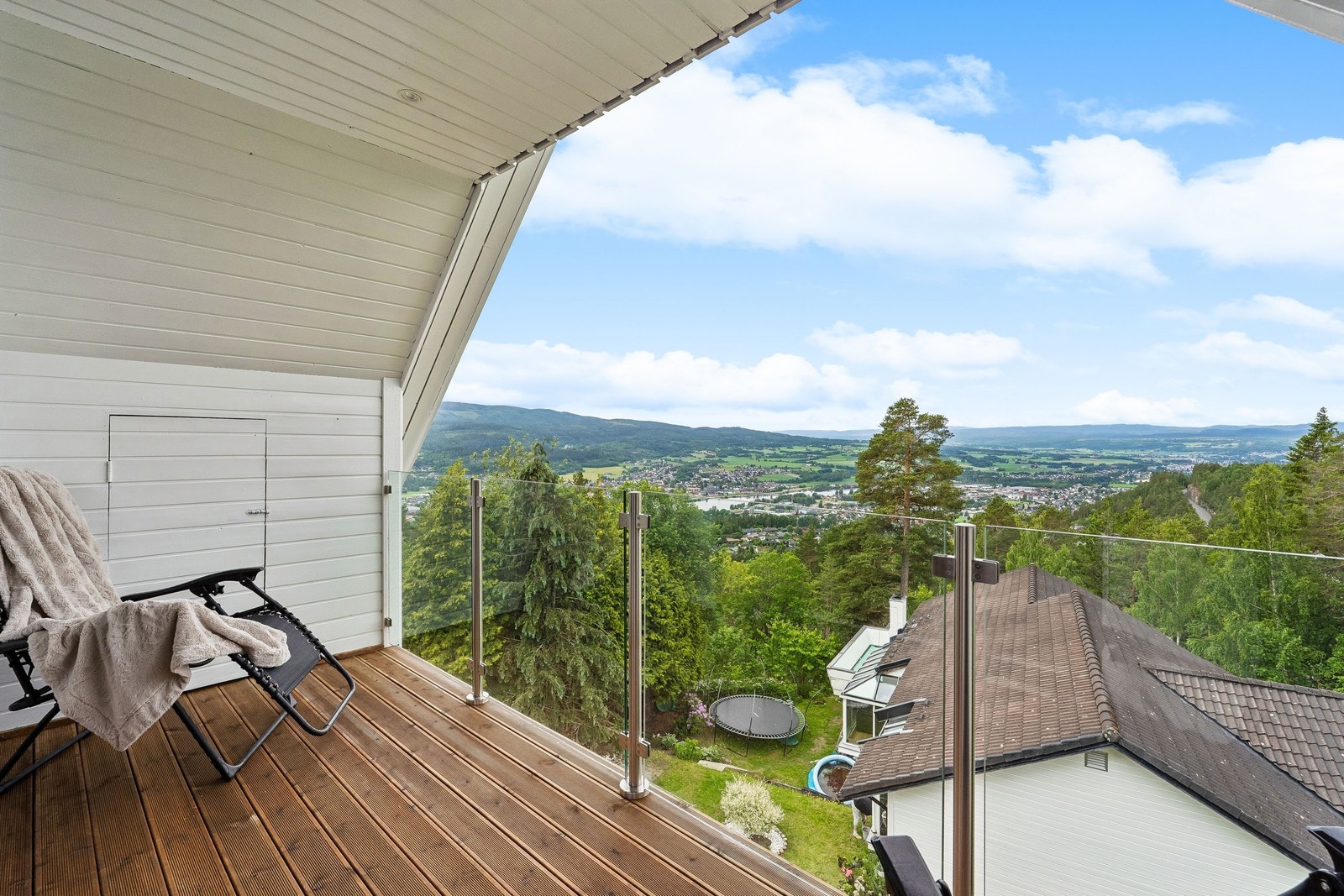 Balkong med glassrekkverk, flott utsikt. Galleribilde