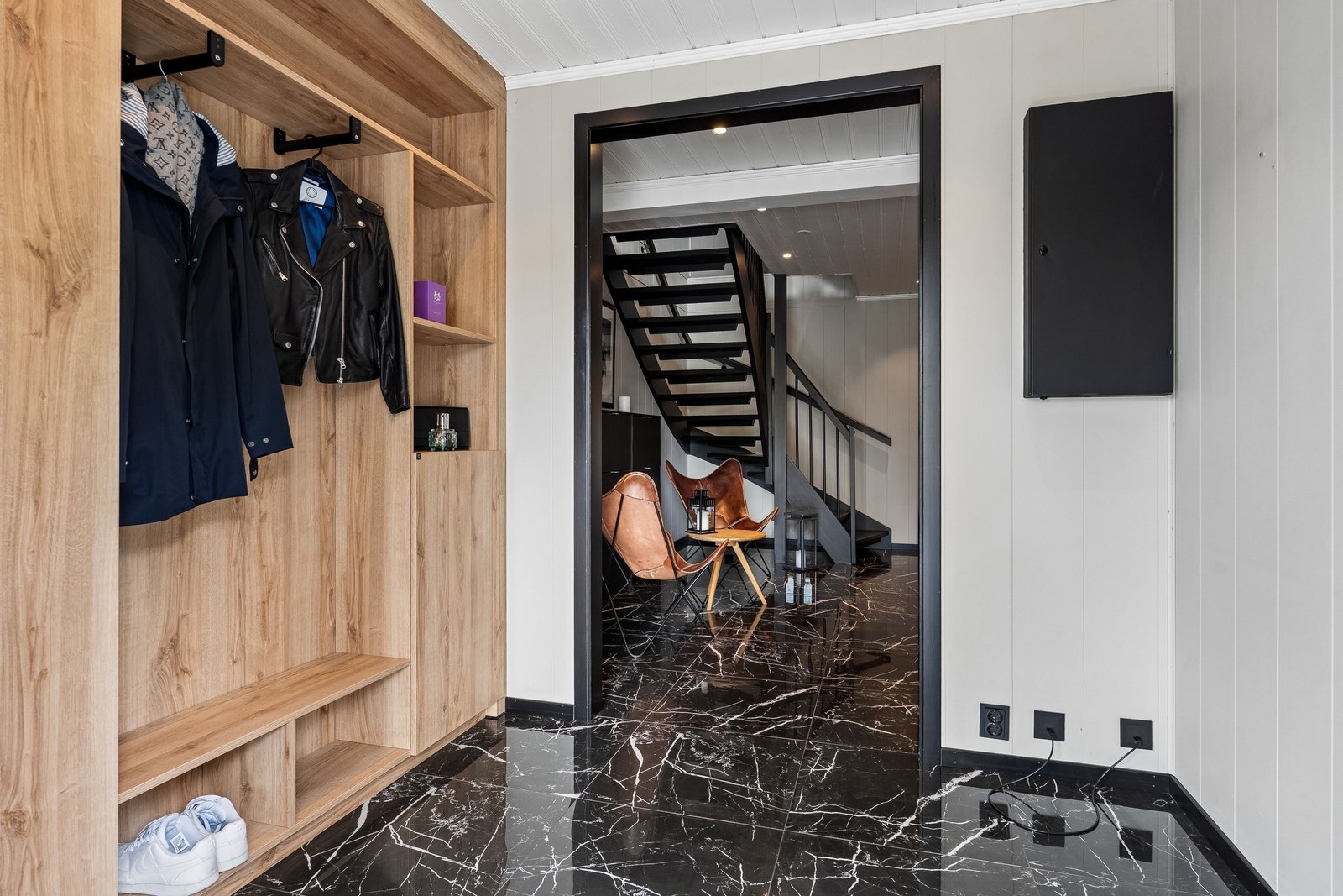 Flislagt entre med garderobeløsning og moderne uttrykk. Galleribilde