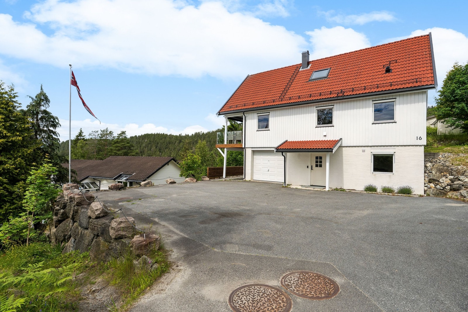 Asfaltert gårdsplass på egen tomt med parkering for flere biler. Galleribilde