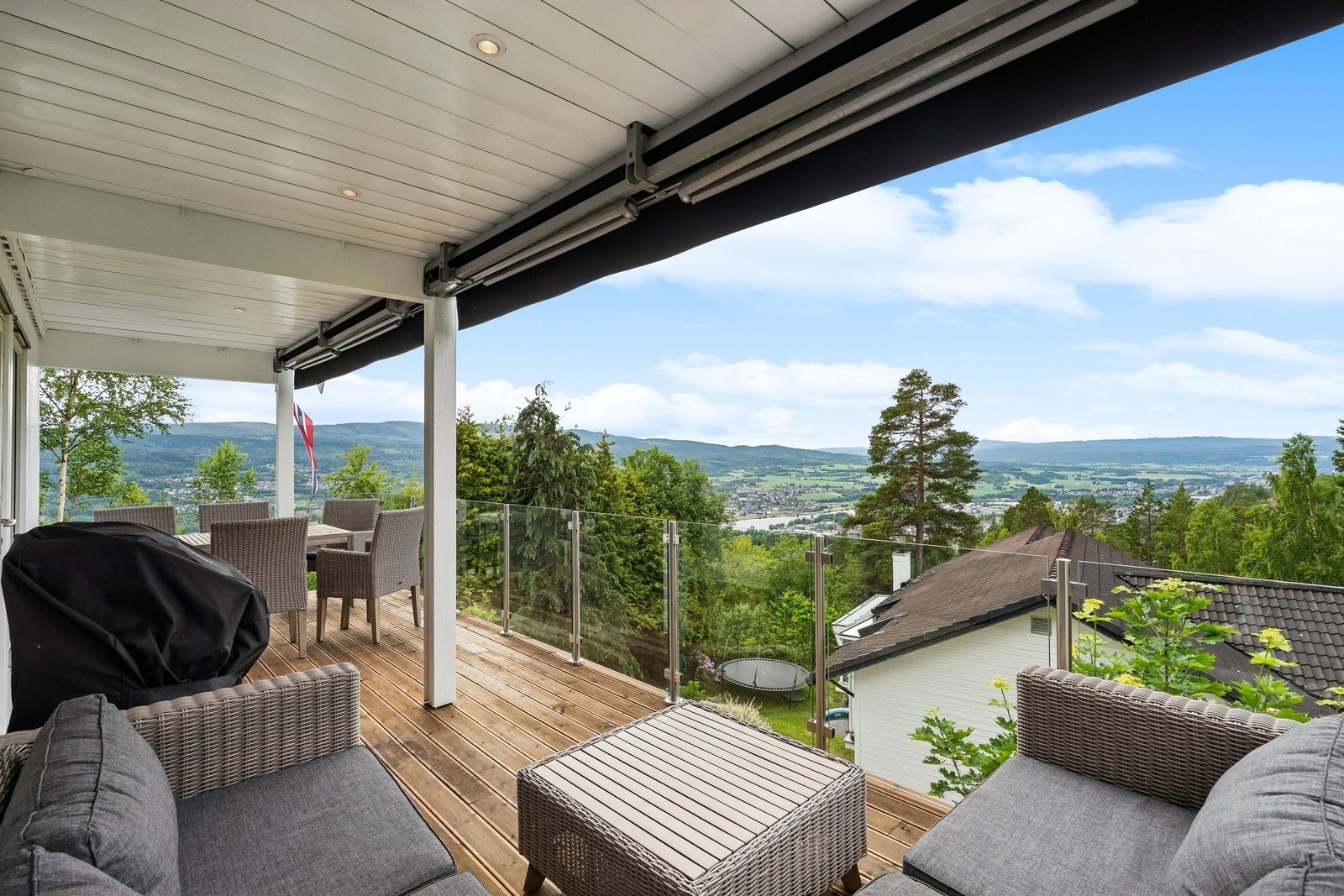 Overbygget terrasse med glassrekkverk, flott utsikt og gode solforhold. Galleribilde