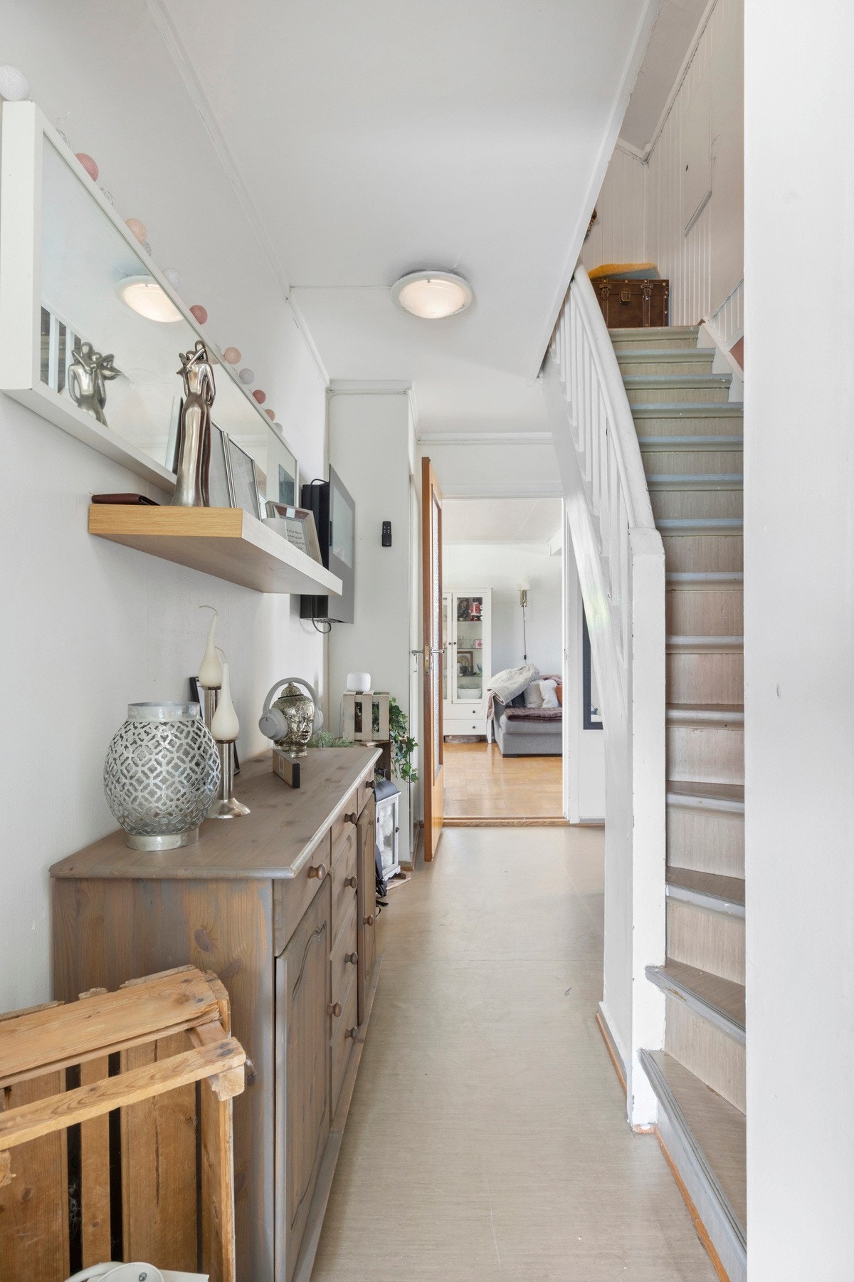 Boligen inneholder stue, kjøkken, bad, wc, vaskerom og 3 soverom. Galleribilde