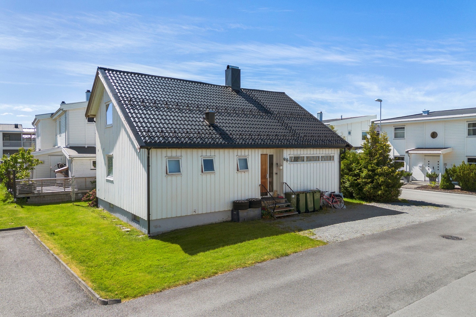 Fra boligen er det kort vei til skoler, barnehager samt dagligvaretjenester. Galleribilde
