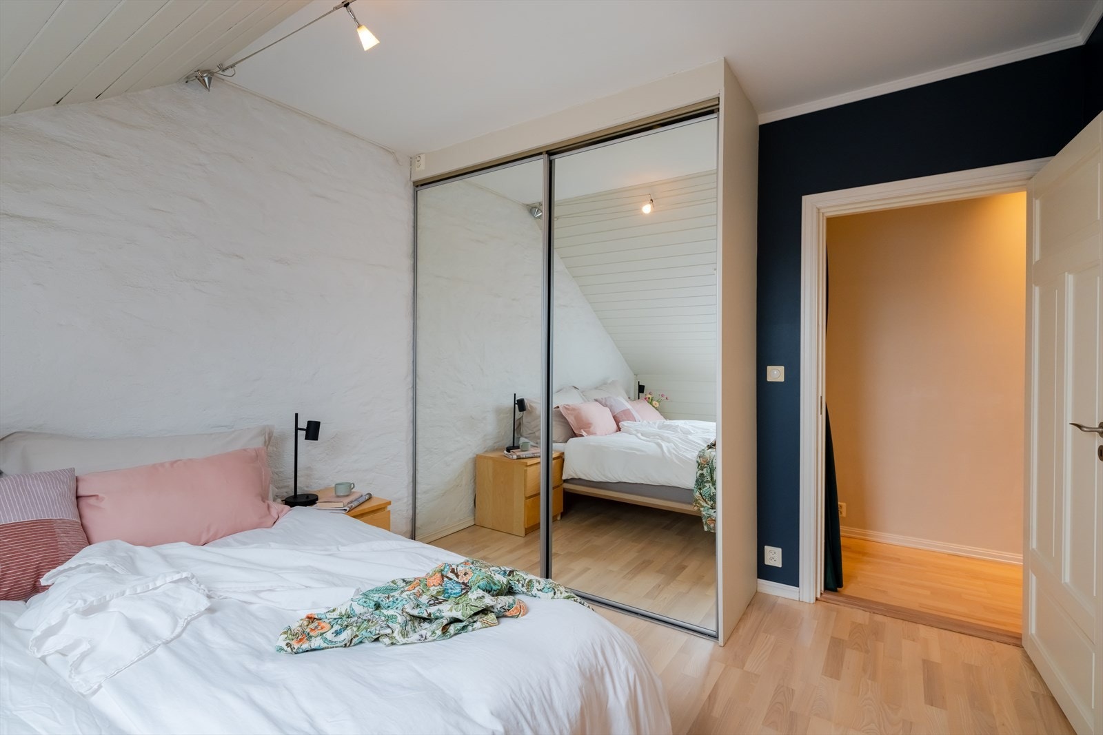 I tillegg til nisjen bak fotografen er det en stor skyvedørsgarderobe Galleribilde