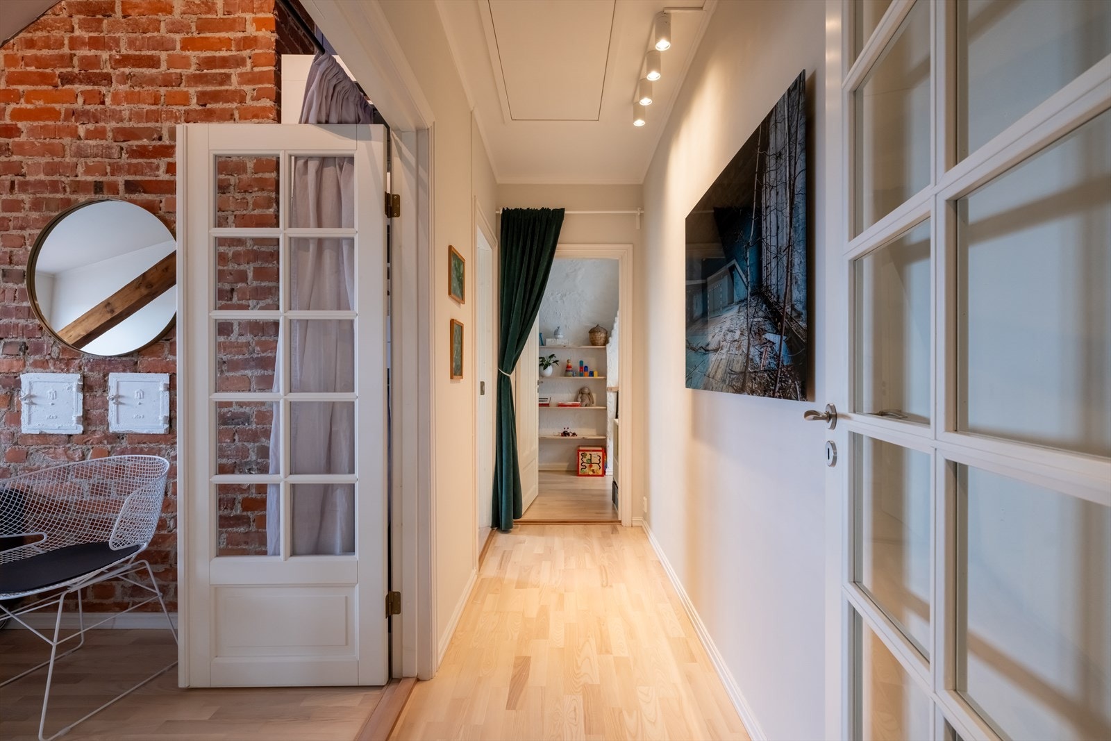 Innenfor tv-stuen/soverommet er hovedsoverommet. Galleribilde