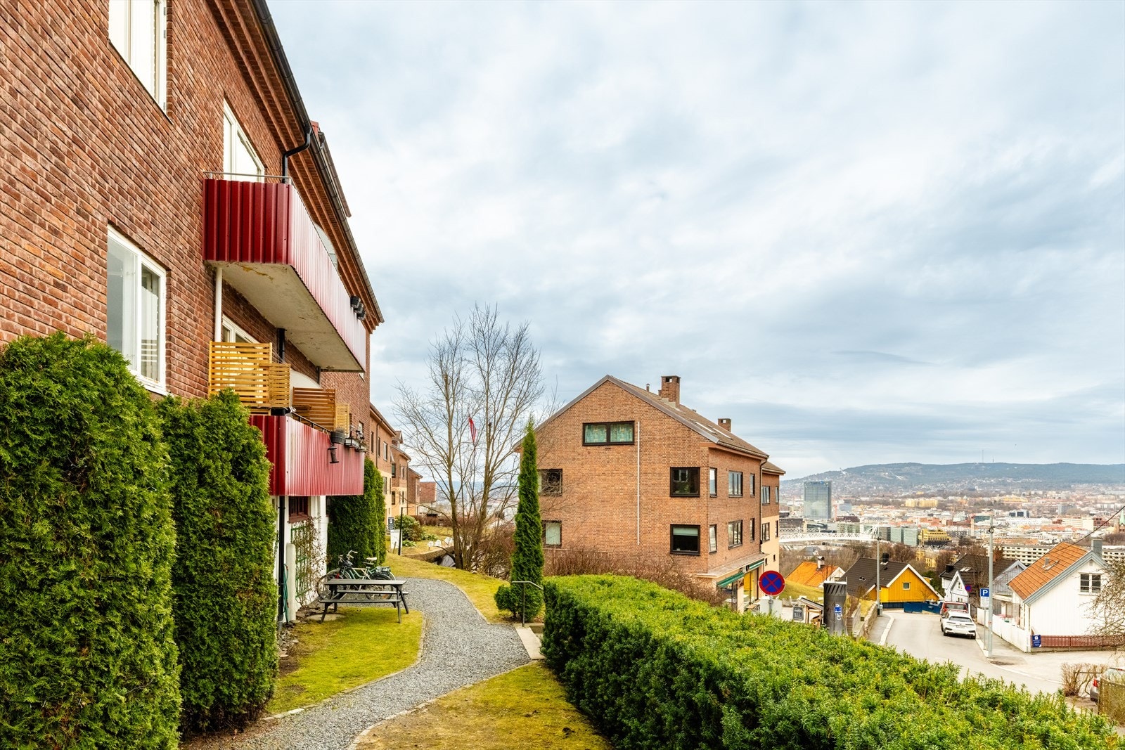 "Leiligheten var mer sentral enn vi trodde da vi kjøpte. Vi opplever at det er kort vei til alt vi trenger. Den perfekte kombinasjonen av å bo sentralt, men likevel svært privat" - Selger Galleribilde