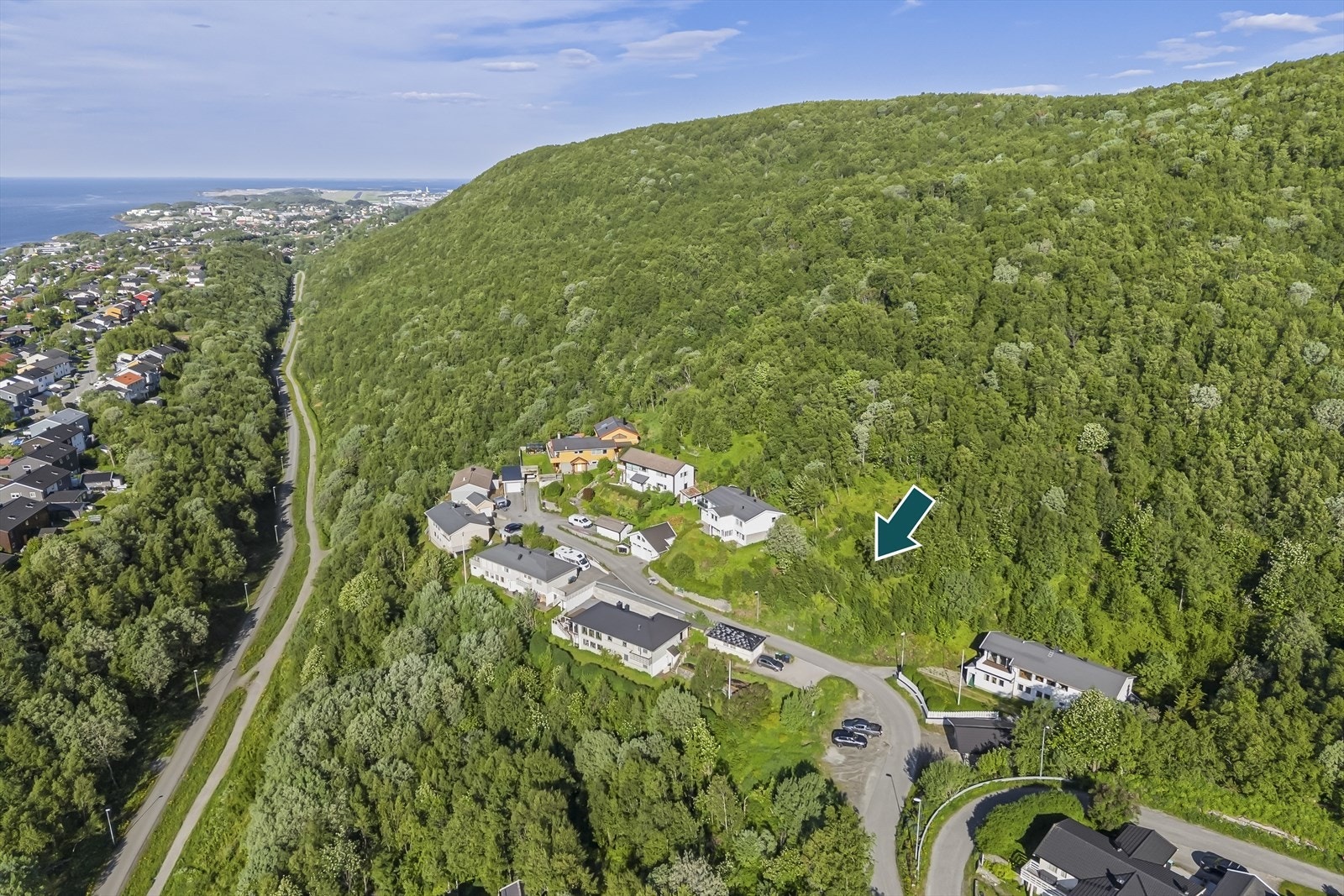 DNB Eiendom AS Romslig utsiktstomt på 853 m² regulert til boligformål | Attraktivt og barnevennlig område nært skoler, bhg og marka