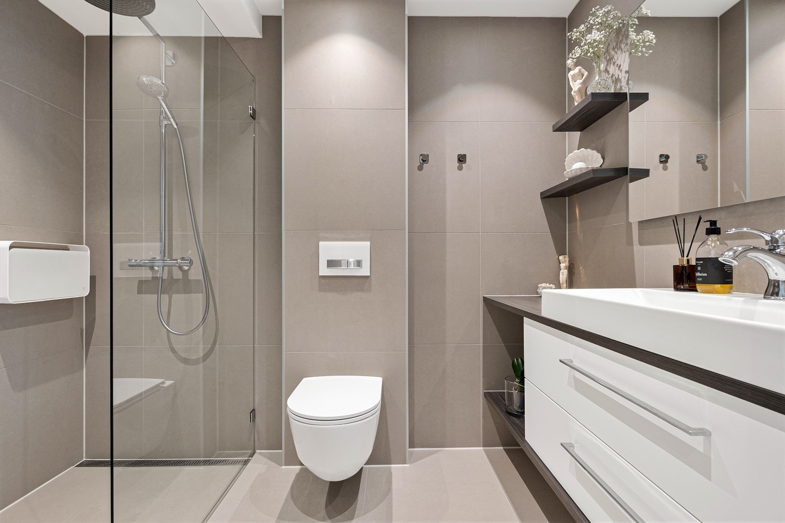 Inn fra gangen er det lekre badet Galleribilde