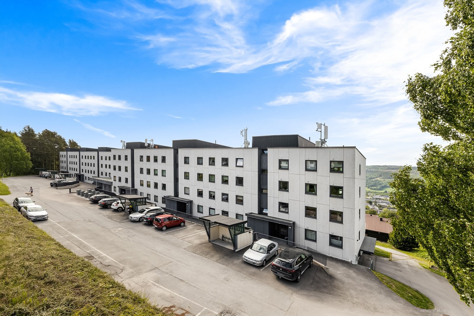 Leiligheten befinner seg i 1. etasje med kort vei kollektiv transport og marka! Galleribilde