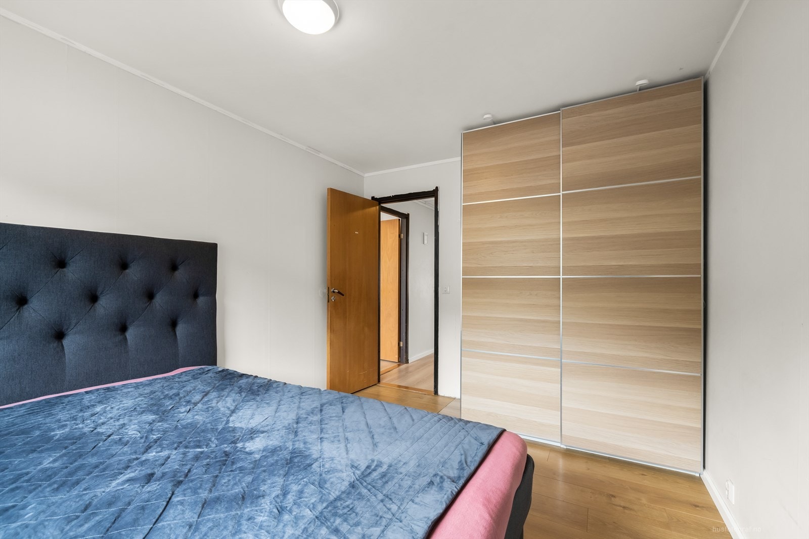Leilighetens soverom oppleves som romslig med god plass til garderobeskap! Galleribilde