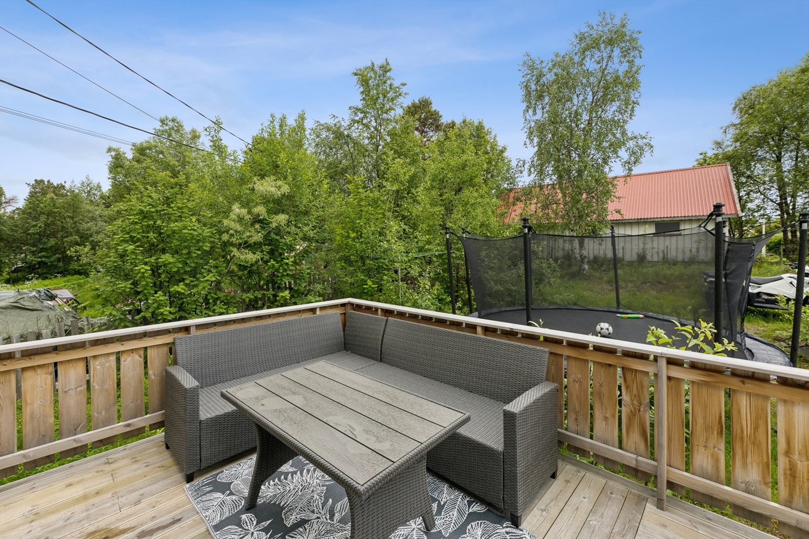 Uteområdet gir rikelig med plass for både lek, avslapning og sosiale sammenkomster. Galleribilde