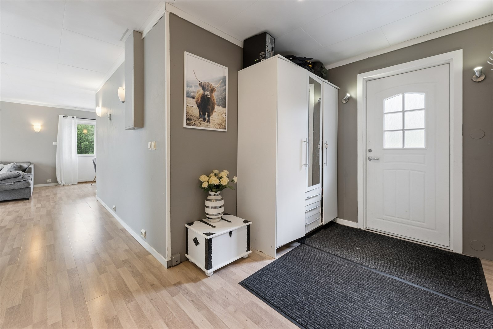 Entré med plass til garderobeløsning for yttertøy. Galleribilde
