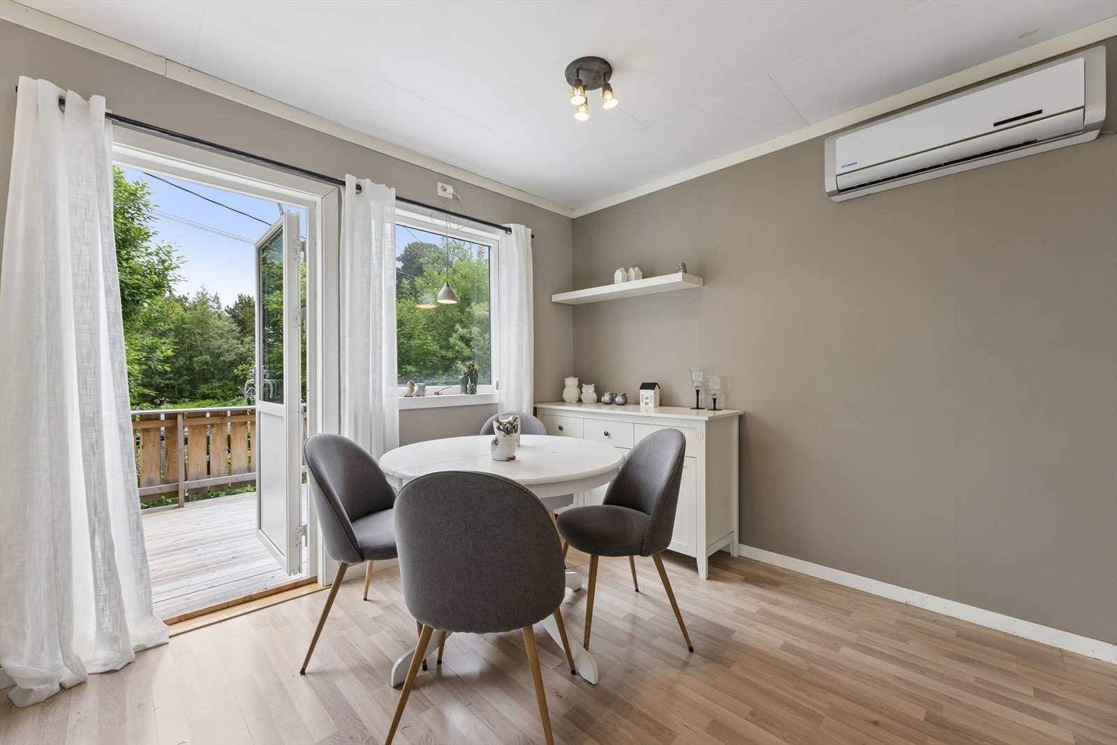 Direkte utgang fra stuen til en romslig terrasse på 43 m². Galleribilde