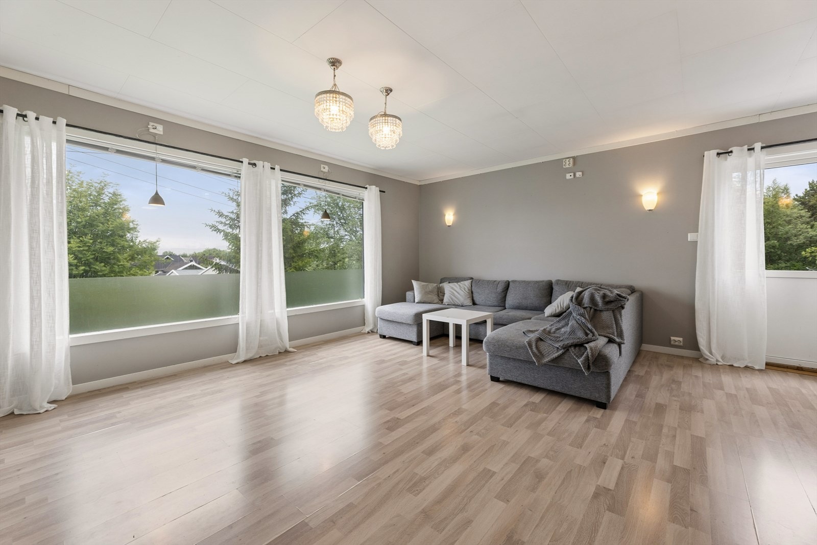 Romslig stue med plass til sofagruppe og annet møblement. Galleribilde