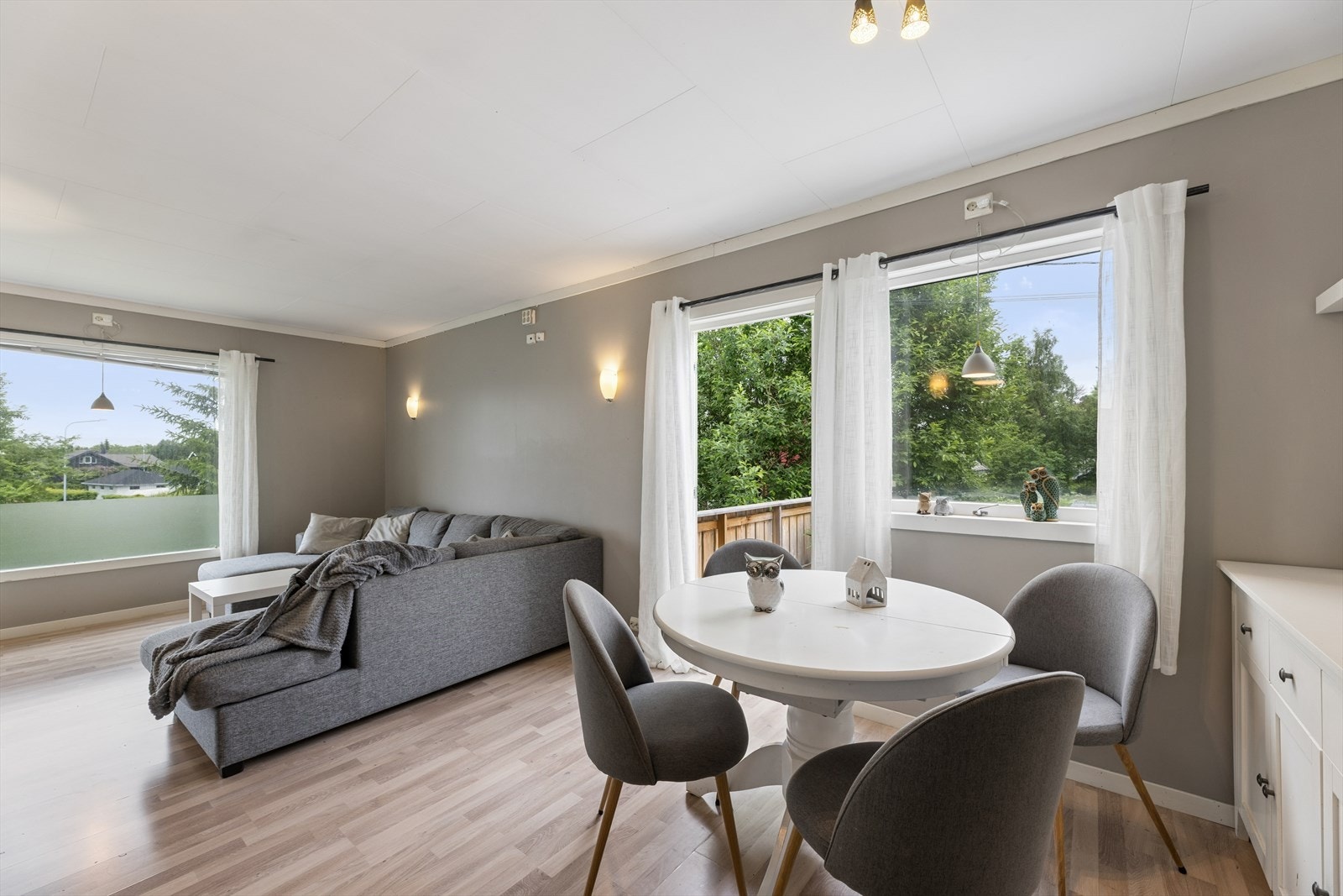 Stuen har en fleksibel løsning med plass til både sofagruppe og spisebord. Galleribilde