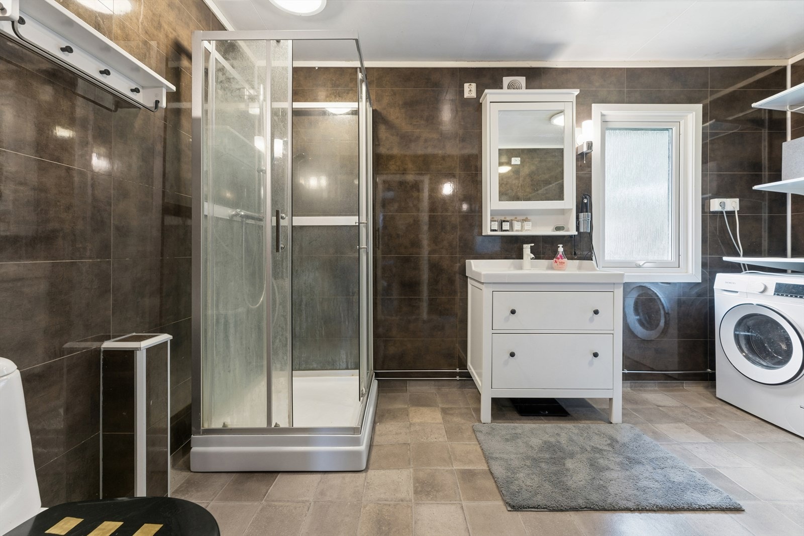 Badet i hovedetasjen har våtromsbelegg på gulvet og våtromsplater på veggene. Galleribilde