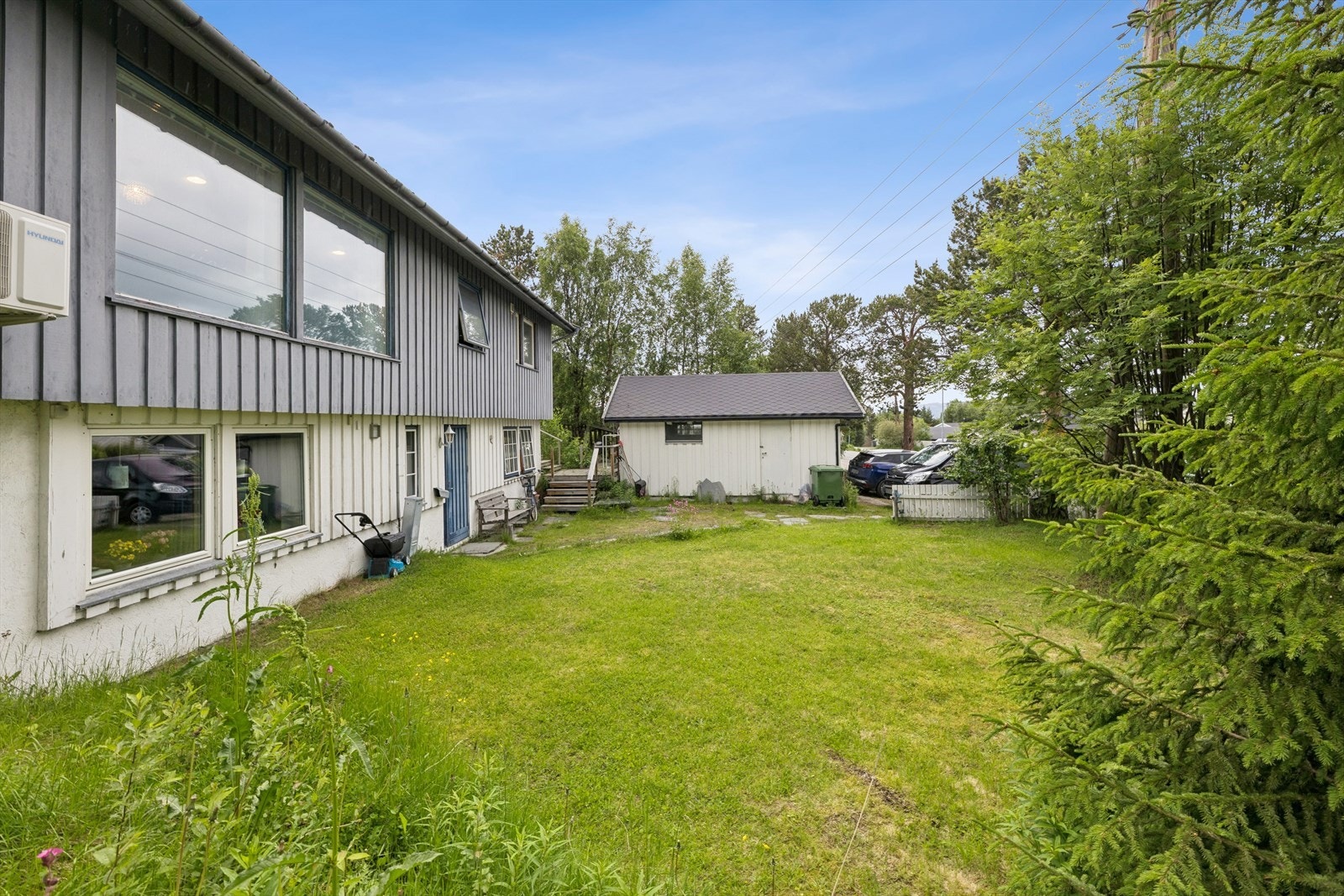Stor hage med plenareal som gir gode lekemuligheter. Galleribilde