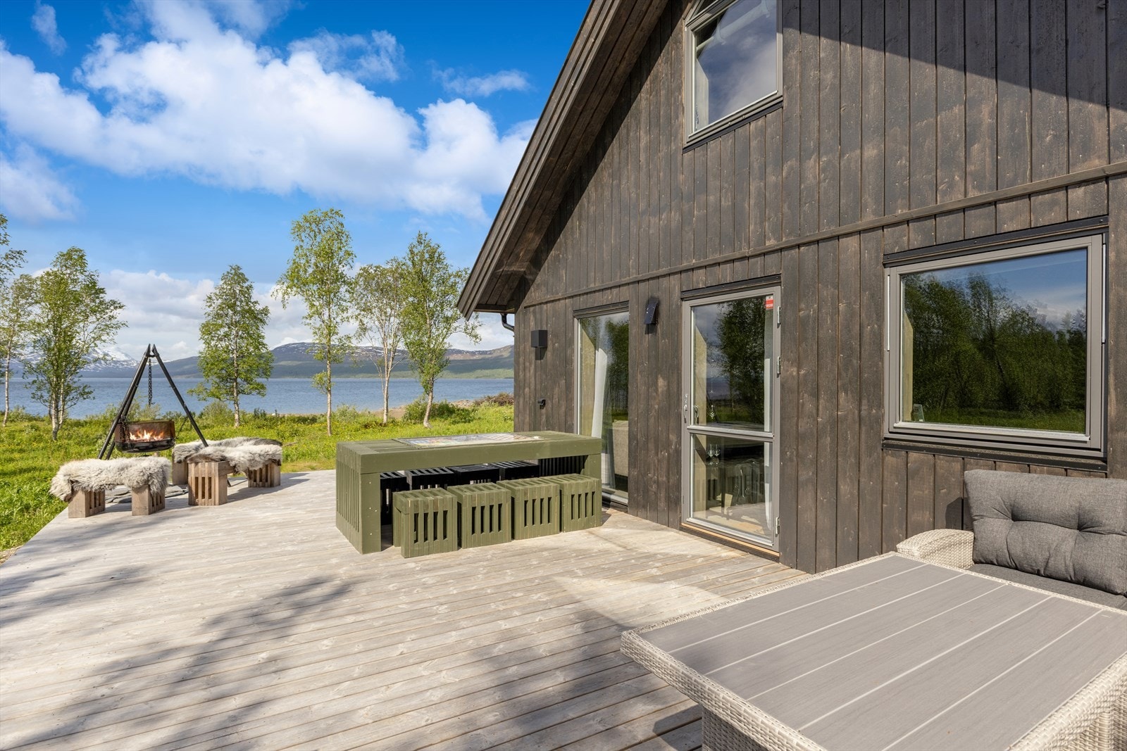Terrassen byr på god plass til å nyte finværet Galleribilde