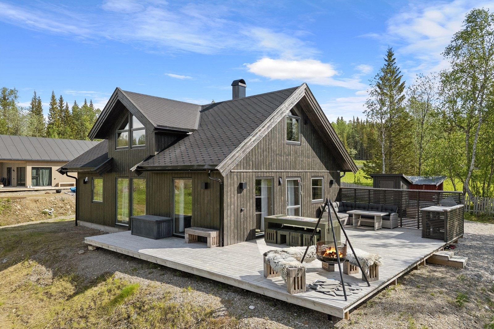 Røssvatnet og området rundt er kjent for å by på natur, jakt fiske, scooterløype m.m Galleribilde