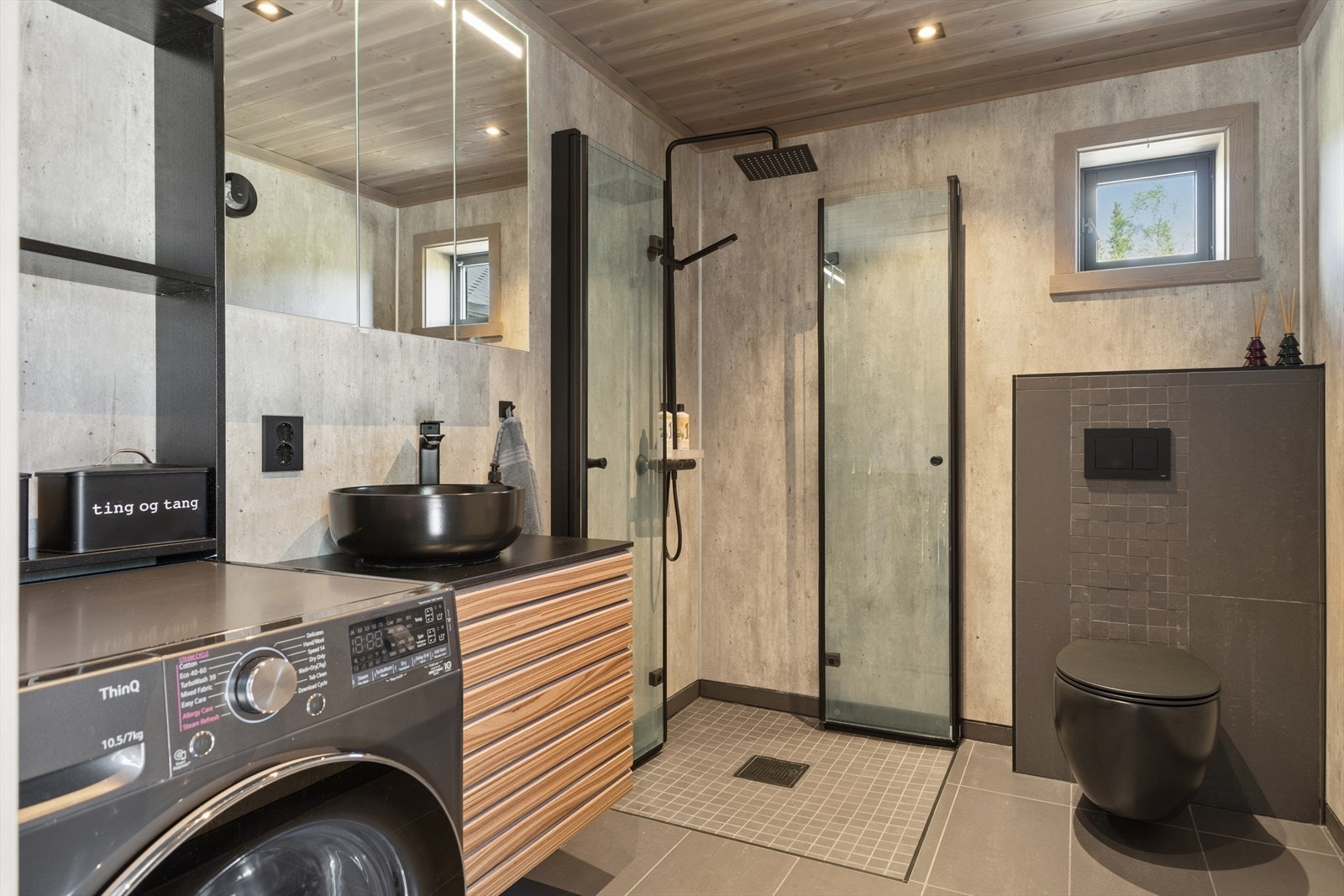 Badet er lekkert utført med flislagt gulv med elektriske varmekabler og moderne innredning Galleribilde