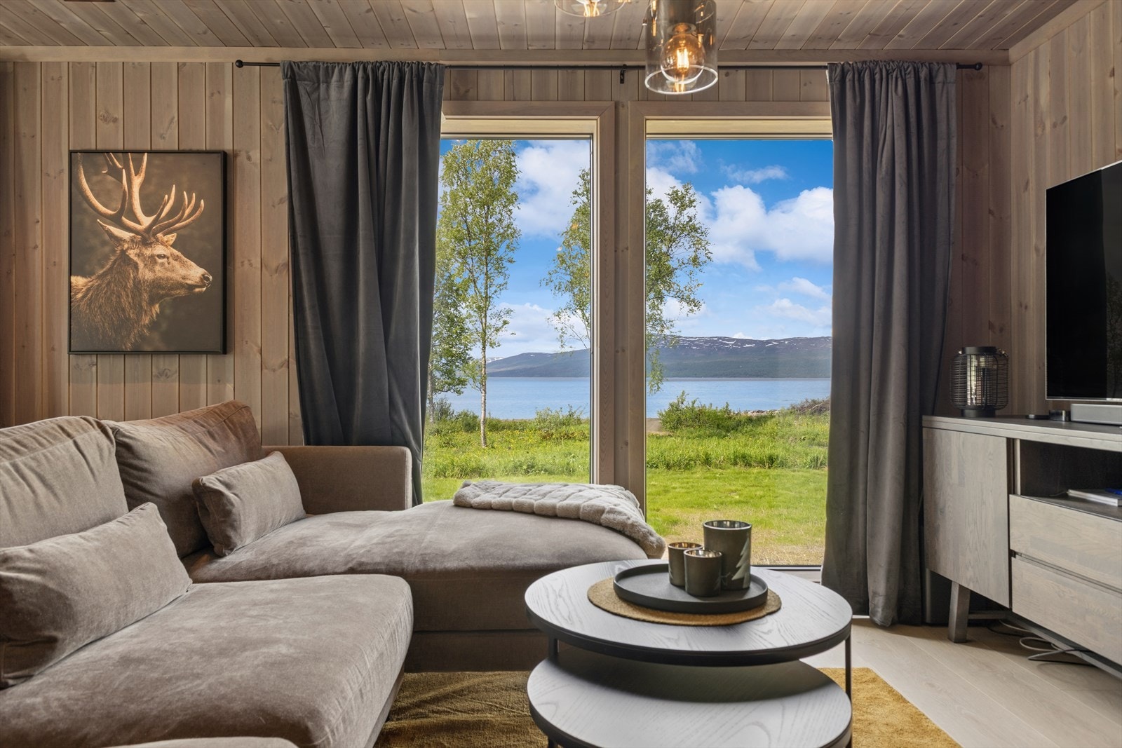 Store vindu slipper inn rikelig med naturlig lys og byr på flott utsikt Galleribilde