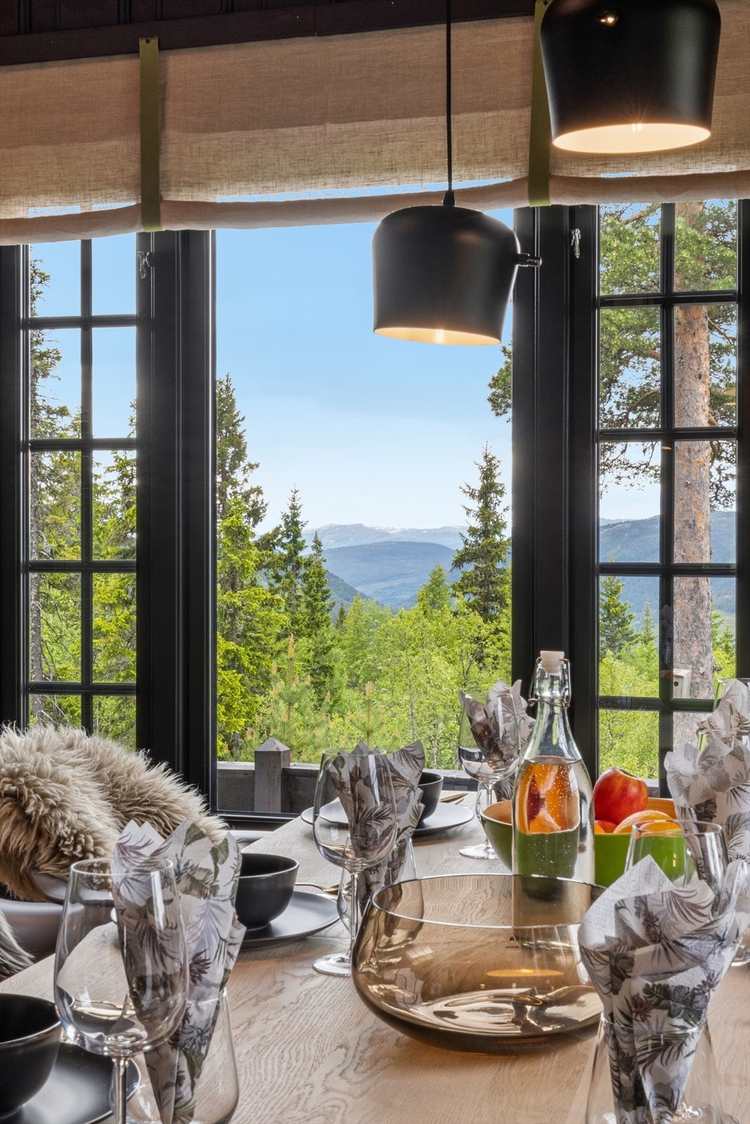 Fra spiseplassen kan man nyte den flotte utsikten gjennom de store vindusflatene, som slipper inn rikelig med naturlig lys. To nye vinduer fra 2022 bidrar til å ramme inn landskapet på en elegant måte og forsterker opplevelsen av nærhet til naturen. Galleribilde