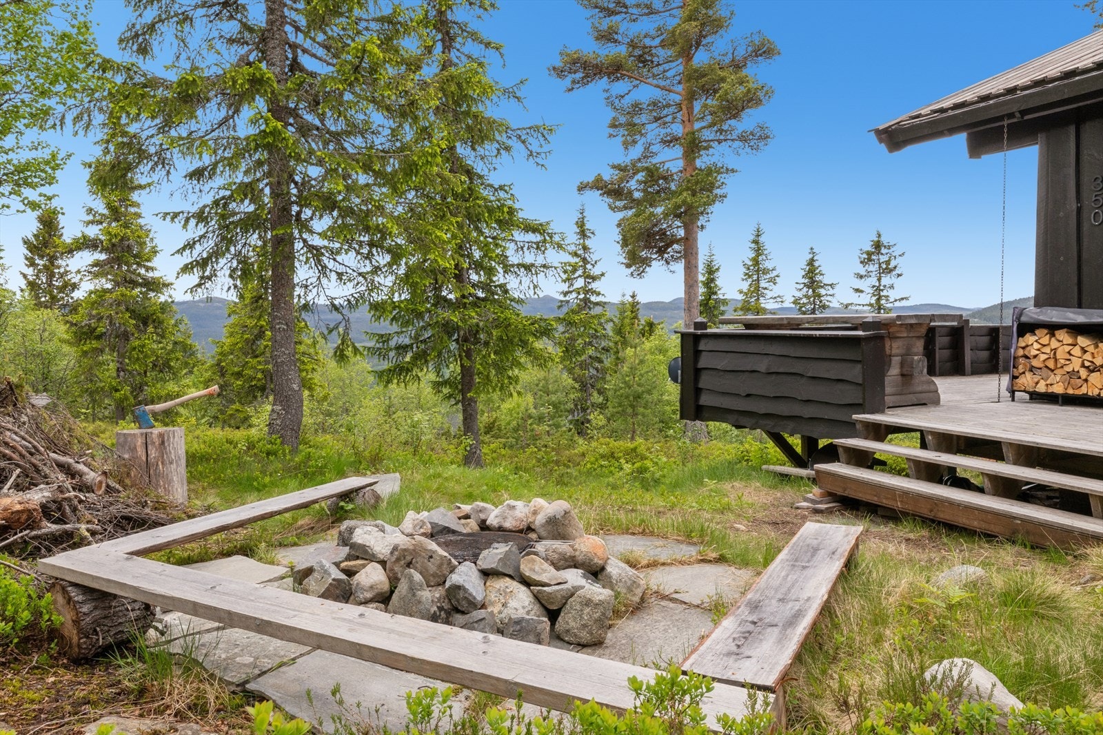 Ved hytta er det opparbeidet en hyggelig bålplass med gode sittemuligheter rundt. Dette gir en lun og sosial ramme for utendørs samvær, perfekt for lange sommerkvelder og stemningsfulle stunder i naturskjønne omgivelser. Galleribilde