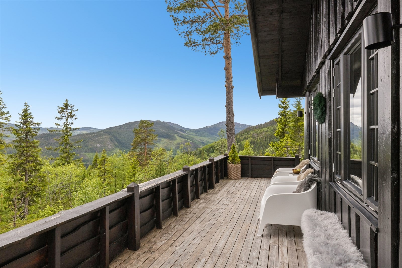 Hytta har en romslig terrasse på ca 26 kvm som strekker seg langs gavlveggen og mot inngangspartiet. Herfra er det nydelig utsikt mot de omkringliggende fjellområdene, som gir en stadig skiftende naturopplevelse gjennom årets sesonger. Galleribilde